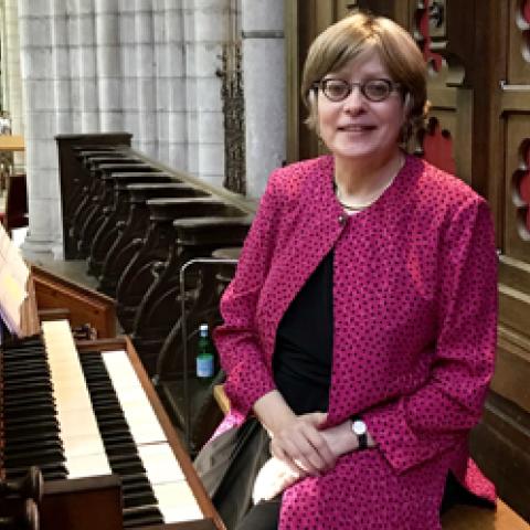 Carolyn Shuster Fournier at the choir organ of Soissons Cathedral, France